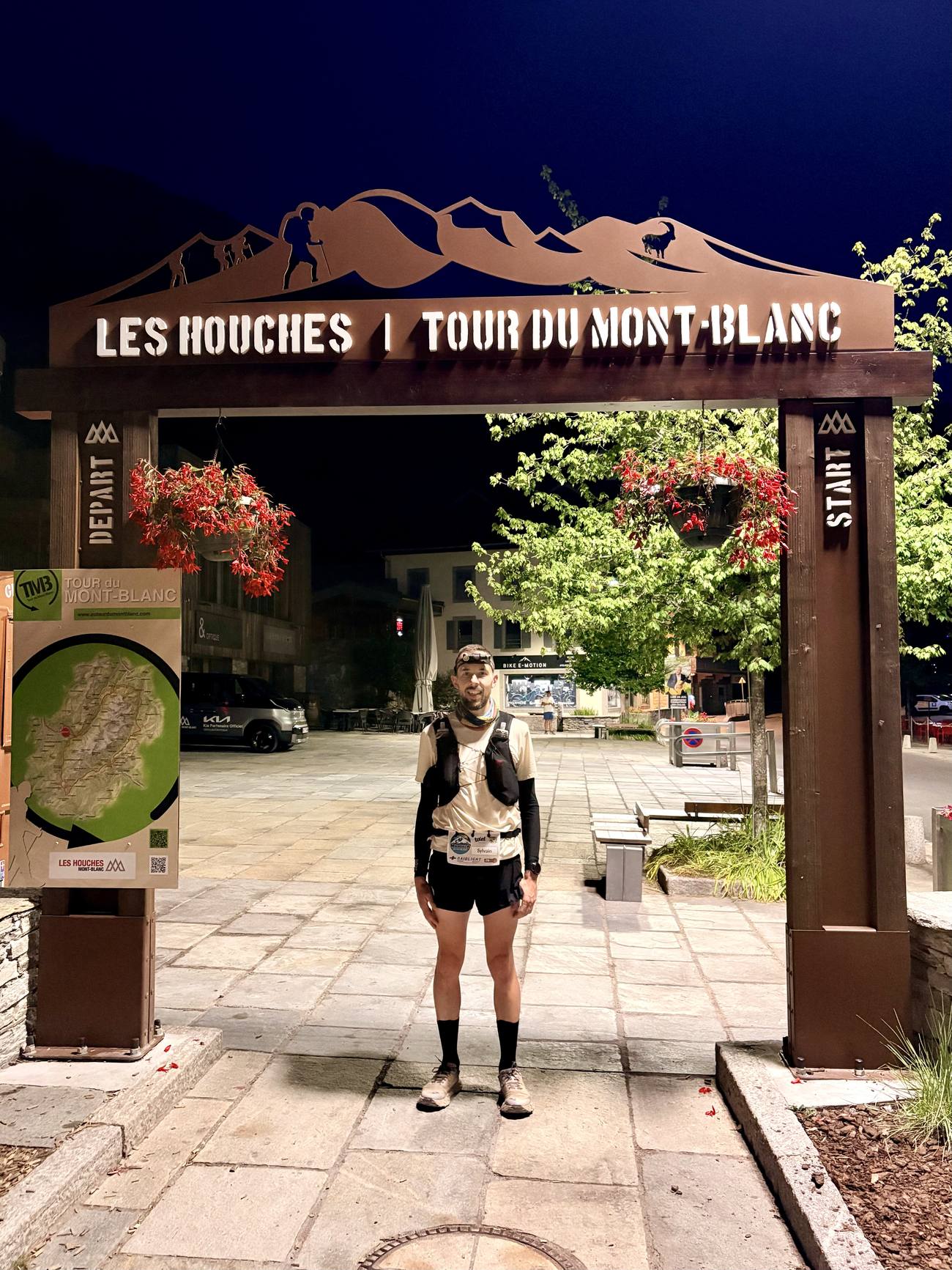 Sous l'arche du Tour du Mont-Blanc, aux Houches