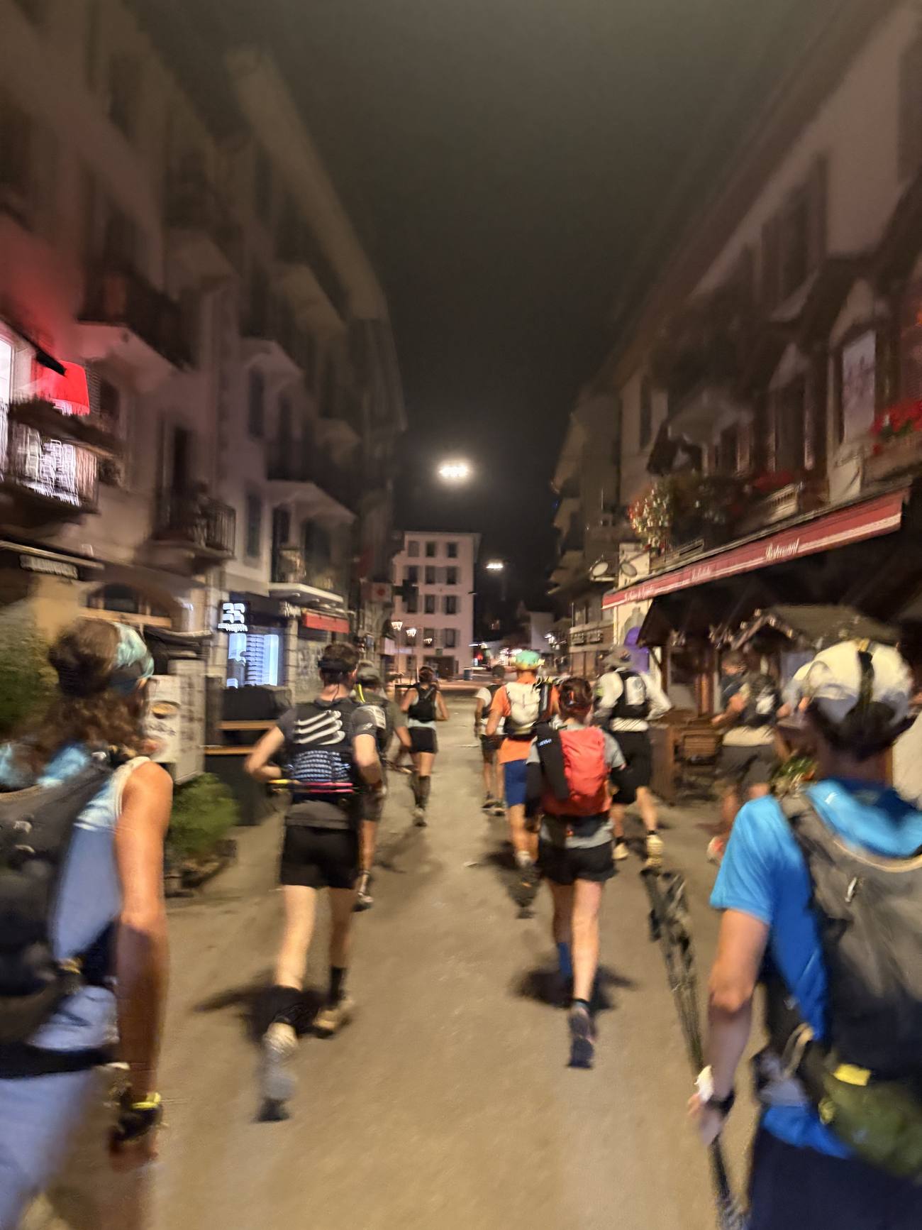 Le départ, 4h03, rue principale de Chamonix