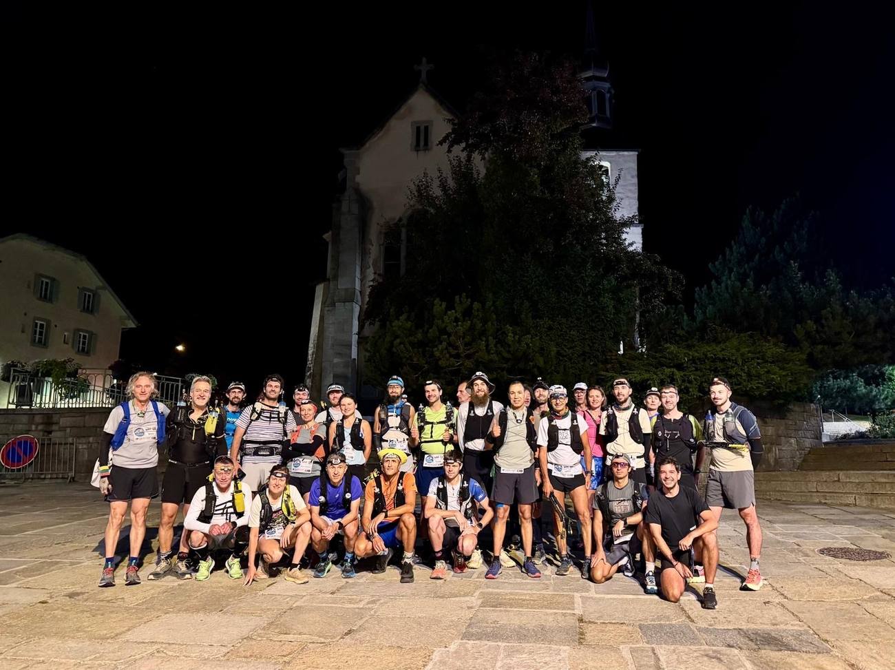 La photo de groupe devant l'église de Chamonix, avant le départ
