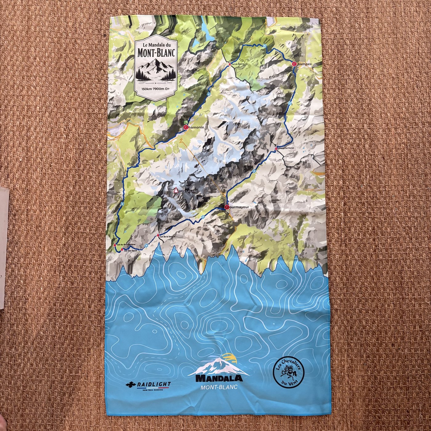 La serviette Raidlight du Mandala, avec la carte complète du parcours autour du Mont-Blanc et tous les cols
