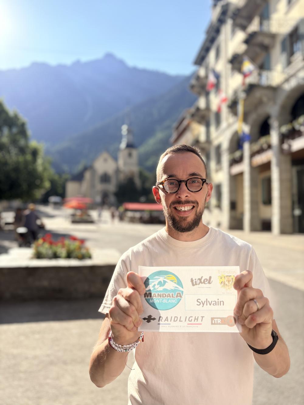 Sylvain avec son dossard devant l'église de Chamonix