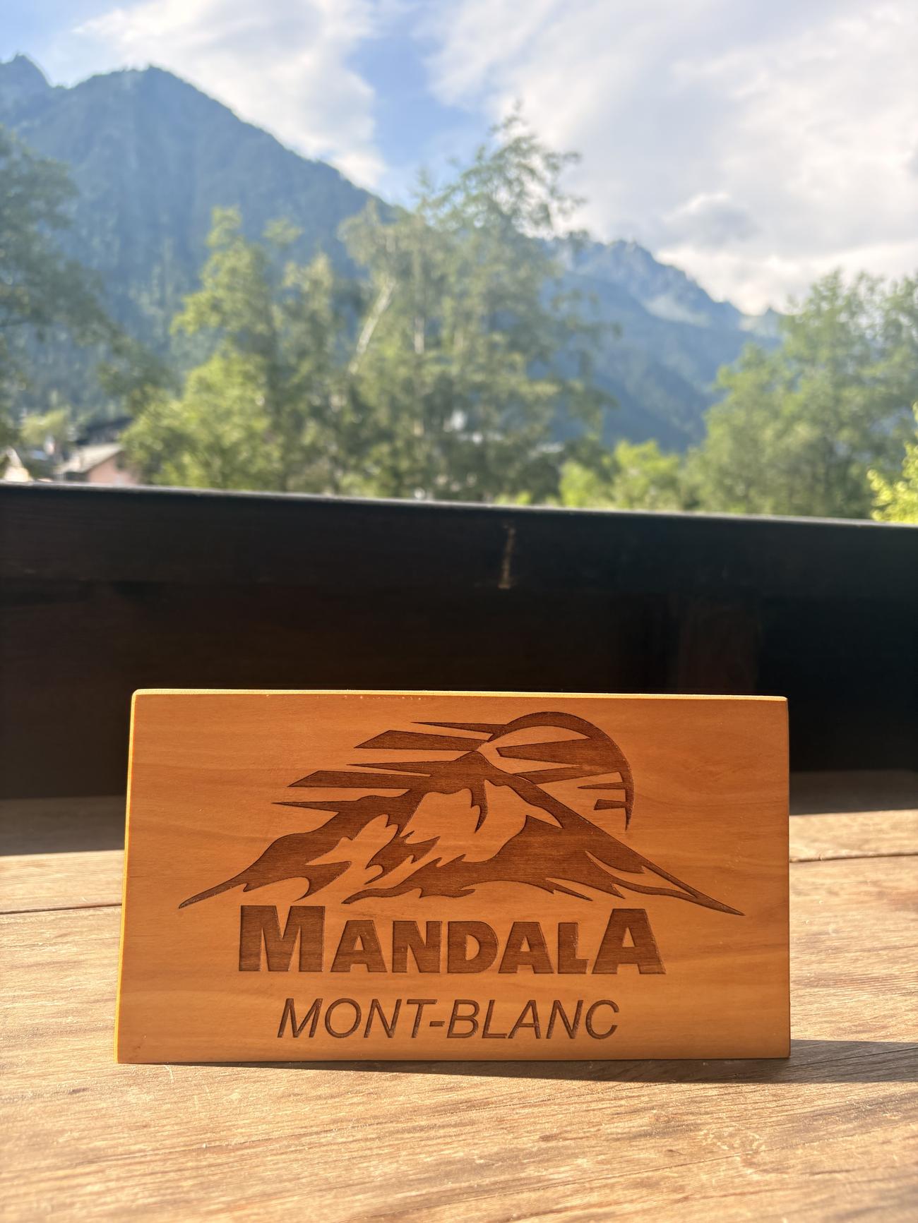 Le trophée en bois du Mandala, gravé et fabriqué au Népal